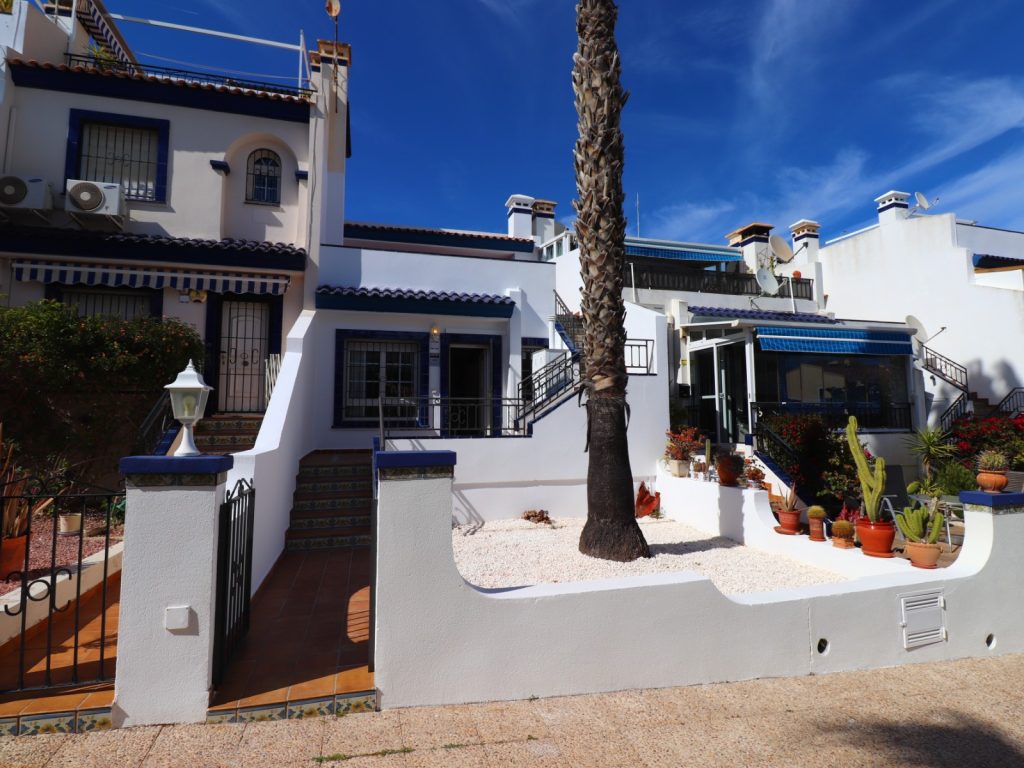 South-east facing 2-bedroom bungalow in Orihuela Costa with private solarium and front pebbled garden