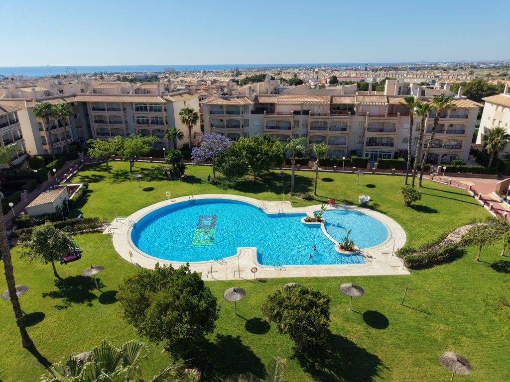 West-facing 3-bedroom penthouse duplex apartment in Playa Flamenca, Orihuela Costa, with private solarium and communal pool