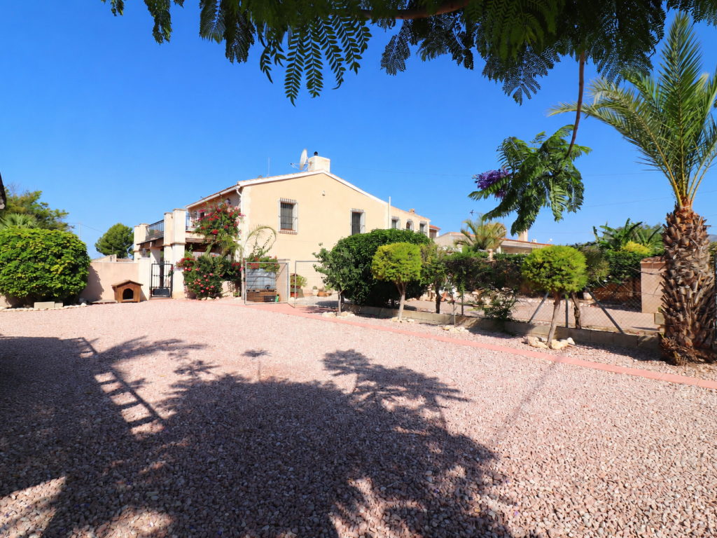 4-bedroom country property in Albatera with terrace and barbecue on 1000m² plot