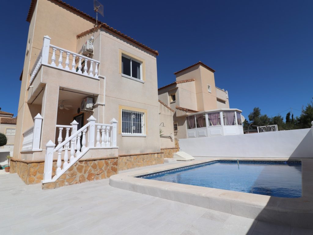 East-facing detached villa in San Miguel de Salinas with private pool, tiled garden and solarium