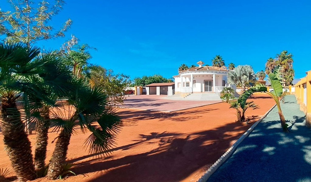 South-facing detached country villa in Catral with landscaped 2000m² plot and solarium overlooking countryside and mountain
