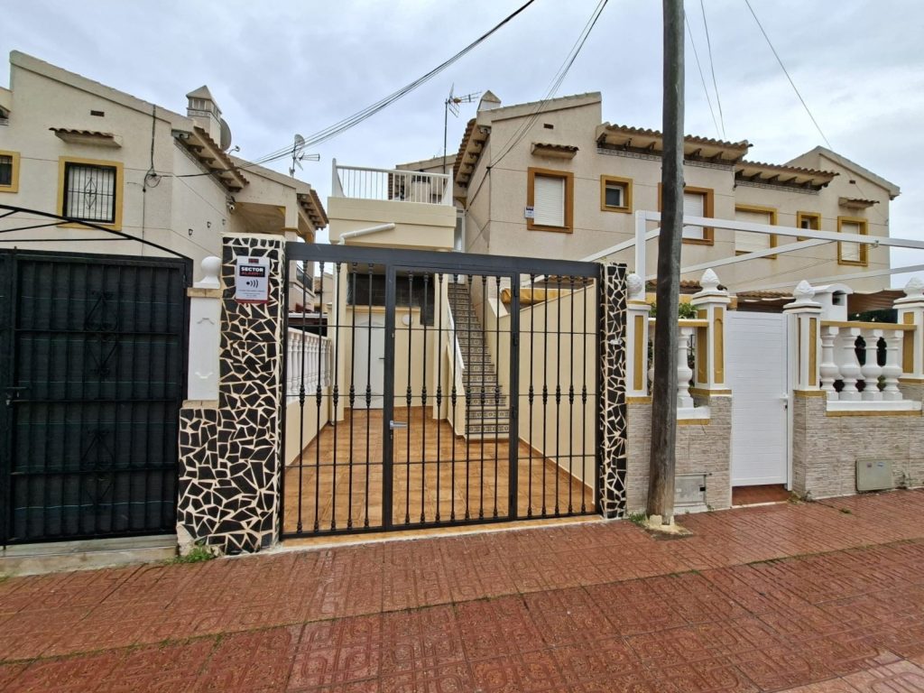 2-bedroom apartment with glazed terrace and garden in Punta Prima, Orihuela Costa