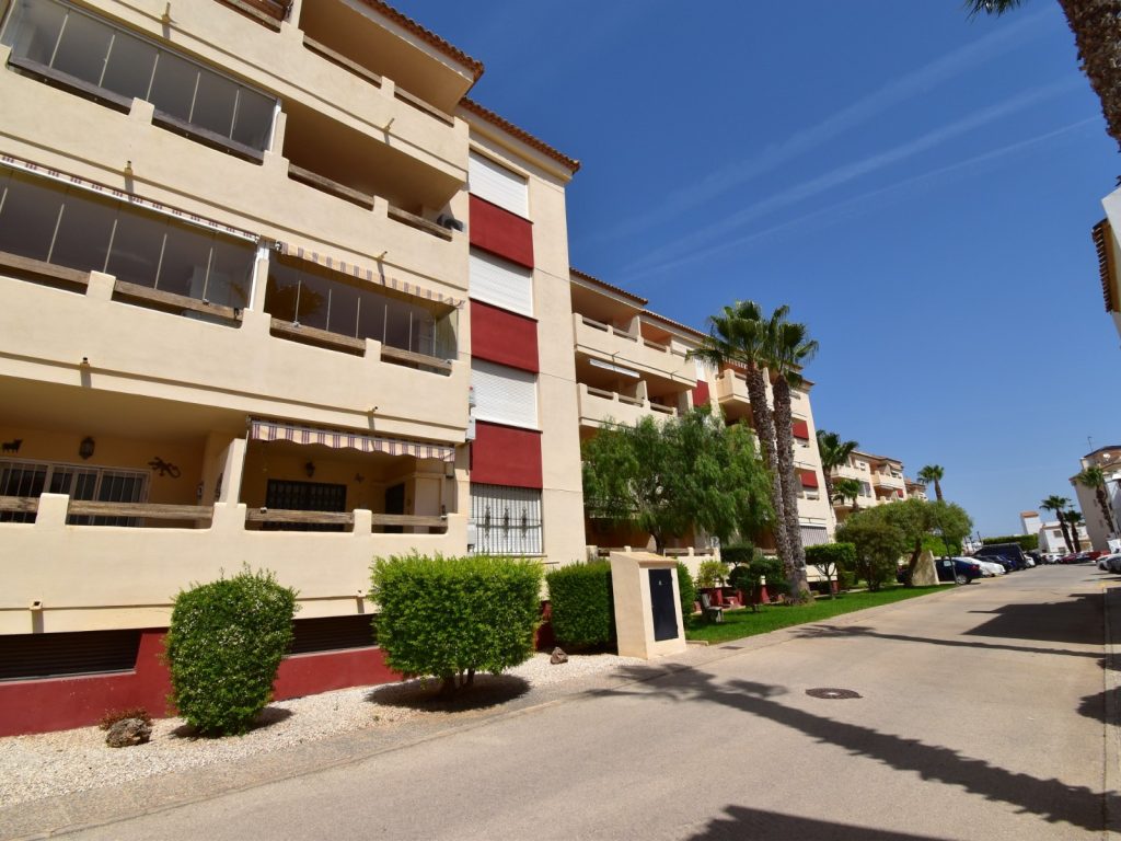 South-facing ground floor apartment with covered terrace in a gated community in Orihuela Costa, Costa Blanca