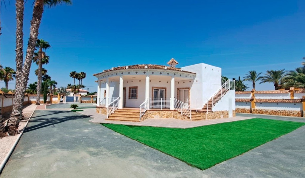 Country property in Catral with large 2300m² plot, terrace and solarium in rural Alicante