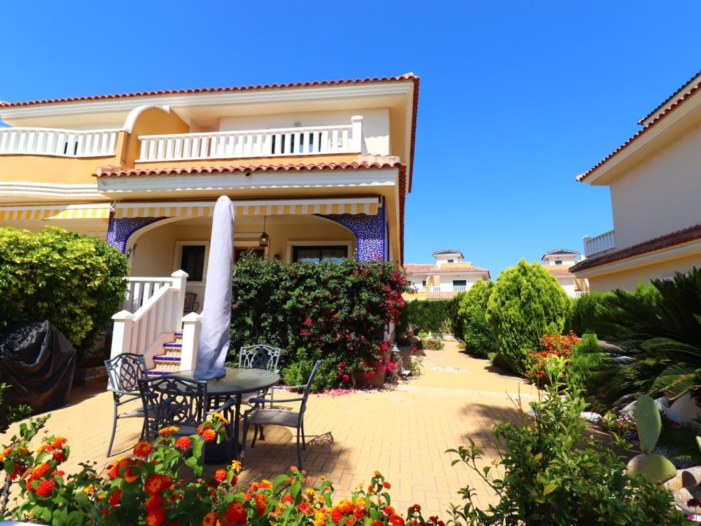 SW-facing corner townhouse for sale in Rojales with private solarium and communal pool views, Doña Pepa area