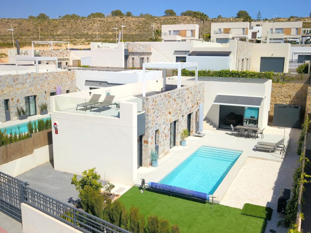 West-facing detached villa for sale in Algorfa with private heated pool and solarium at a prestigious golf resort