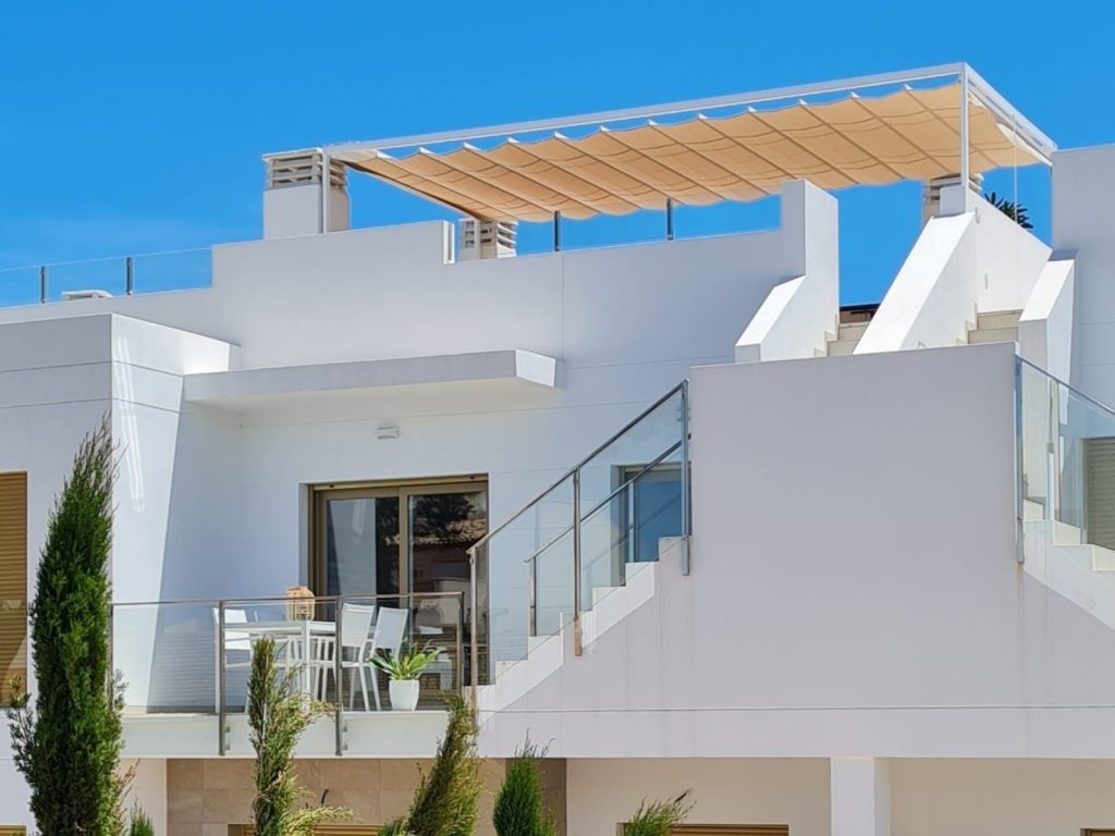 Modern 2-bedroom apartment for sale on the Costa Blanca with solarium and communal pool views