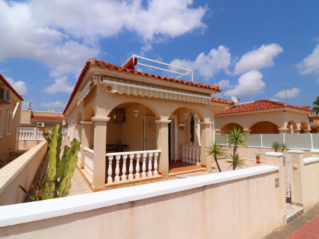 South-facing 3-bedroom detached villa for sale in Algorfa with solarium and tiled garden, Costa Blanca