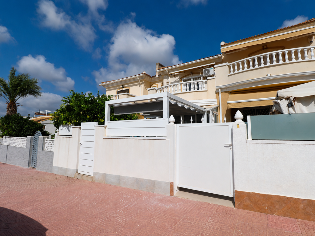 Two-bedroom townhouse for sale in Benijofar with glazed terrace and pool views, Costa Blanca