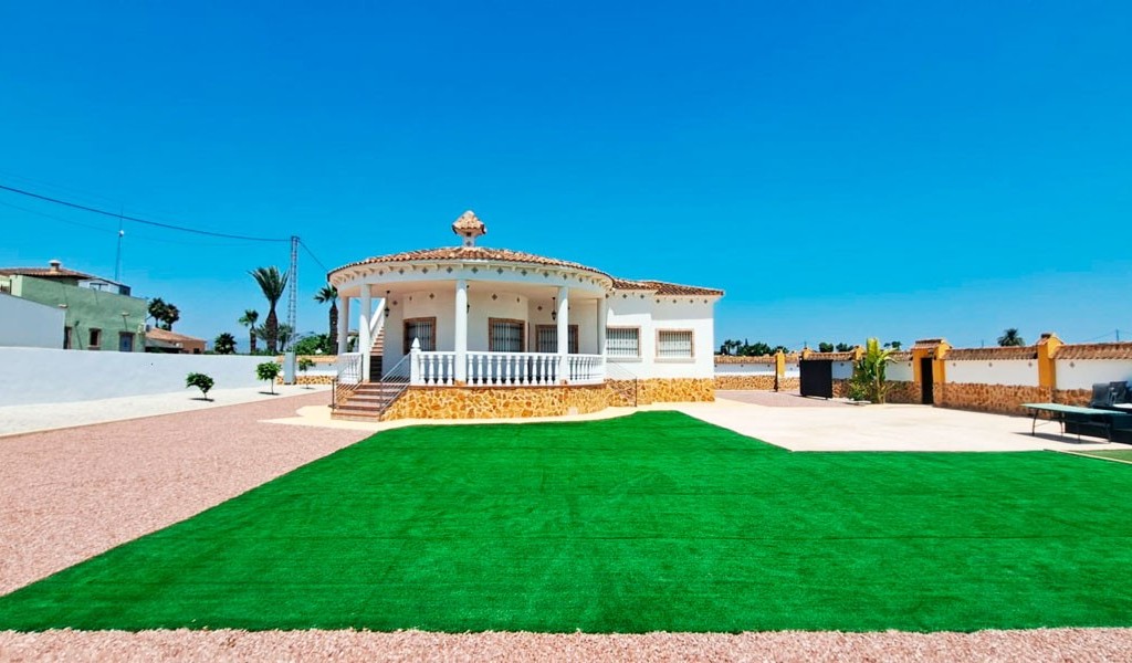 Brand-new south-facing country property for sale in Catral with large private plot and mountain views