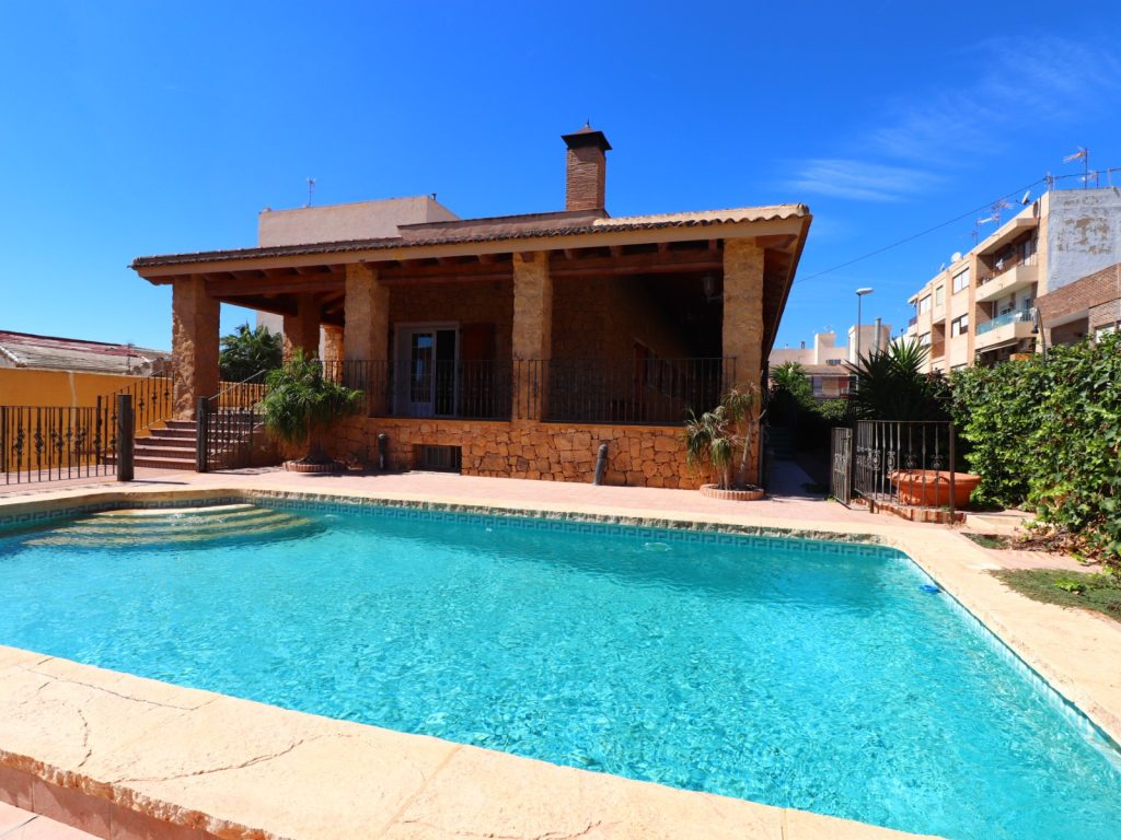 Detached 5-bedroom villa for sale in Rojales with private pool and solarium, Los Palacios area