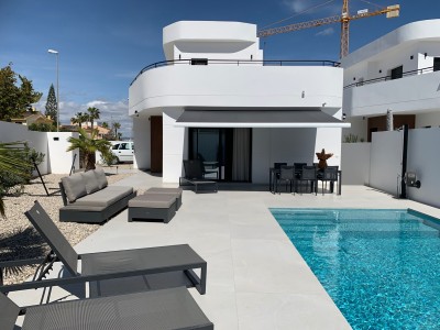 Modern 4-bedroom villa for sale in Rojales with private pool, solarium and landscaped garden near Golf La Marquesa